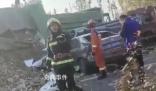 山西太原5車相撞 面包車被壓貨車下