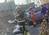 山西太原5車相撞 面包車被壓貨車下