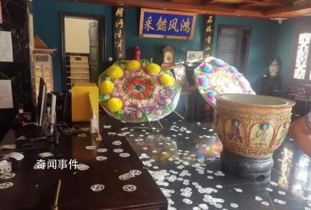 男子潛入原單位給前上司設靈堂撒紙錢 引來了眾多路人圍觀