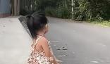 太爺爺去世11天重孫女坐路口等待 讓人不禁感到心疼