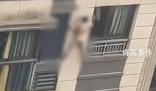 官方回應“男子赤身裸體趴在6樓外” 情緒不佳欲輕生