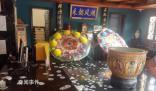 男子潛入原單位給前上司設(shè)靈堂撒紙錢(qián) 引來(lái)了眾多路人圍觀(guān)