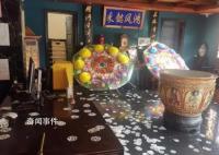 男子潛入原單位給前上司設靈堂撒紙錢 引來了眾多路人圍觀