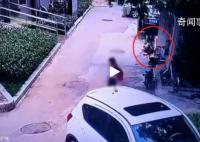廣州一小區天降啞鈴險砸小孩 目前對該事件已報警處理