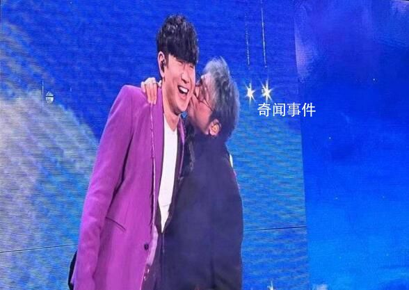 韓紅在演唱會(huì)親了林俊杰臉頰 眼神中滿是寵溺