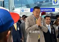 泰國總理機場迎接中國游客 永遠歡迎中國家人們
