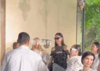 胡兵跑著跟谷愛凌合影 谷愛凌走秀狀態(tài)如何