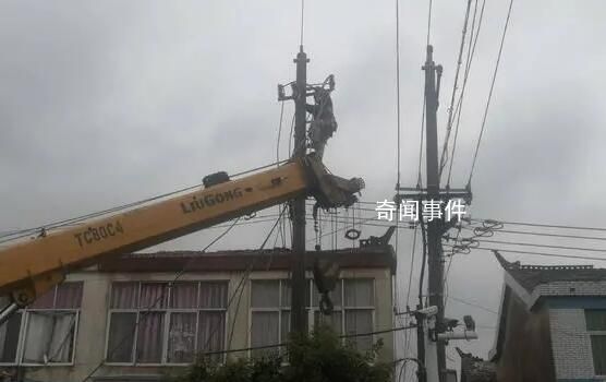 江蘇龍卷風(fēng)現(xiàn)場:漫天飛舞著垃圾