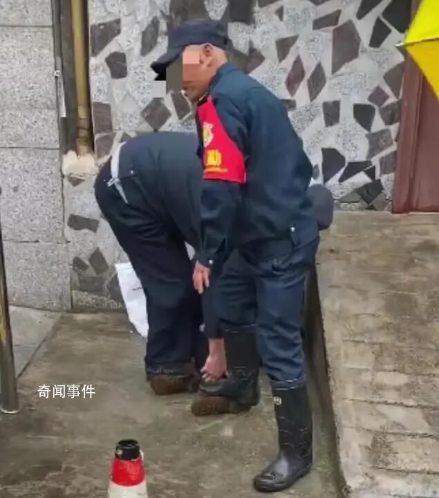 女子想見領(lǐng)導(dǎo) 被3名保安踩在腳下