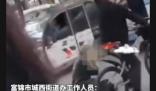 老人碰瓷被車主持刀追砍 當地回應
