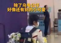 背了一堆小烏龜?shù)娜t嬋相當顯眼 引了眾多媒體和粉絲的目光