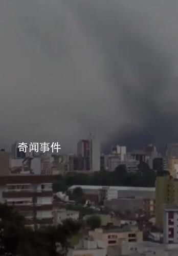 巴西南部驚現(xiàn)“灘云”奇觀 厚重的云層好似海嘯一般奔涌而來