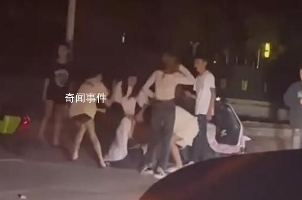 女子遭毆打扒衣:有打人者穿著校服