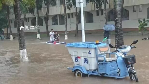 暴雨致海口內(nèi)澇 大學(xué)生“劃船”出行