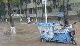 暴雨致海口內(nèi)澇 大學生“劃船”出行