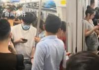 網(wǎng)友吐槽假期坐高鐵動(dòng)車像擠地鐵 車上雖然有點(diǎn)擁擠但大家都很開心