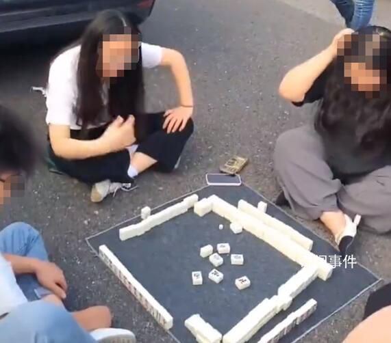 國慶假期高速“顯眼包” 場面十分歡樂