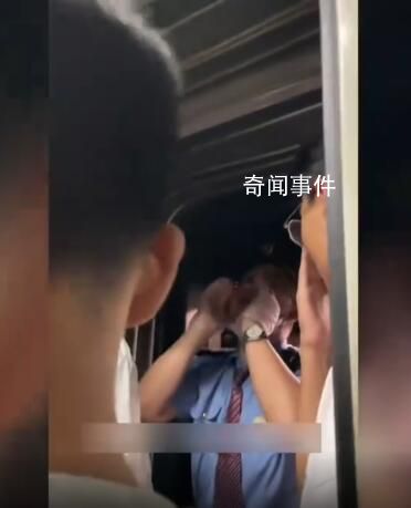 假期火車列車員被擠出“夾子音”