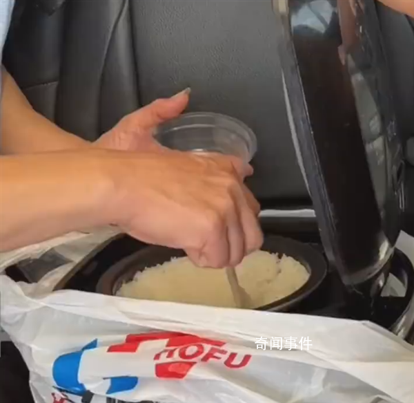 高速堵車餓肚子?有人車上帶一鍋飯菜