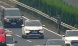 小伙被父母遺忘高速 車道攔車求助