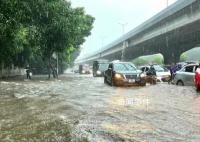 越南首都遭遇暴雨 目前防災減災部門已發出山體滑坡警告