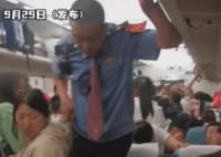火車人多到列車員被擠出“夾子音” 列車員轉(zhuǎn)身想走又走不動(dòng)了