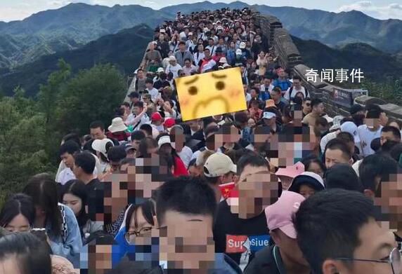兵馬俑都被擠得沒地方站了 兵馬俑館內人群水泄不通