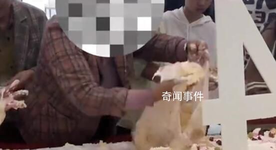 大媽徒手鏟商場免費蛋糕裝滿塑料袋 工作人員：用手摸肯定不允許