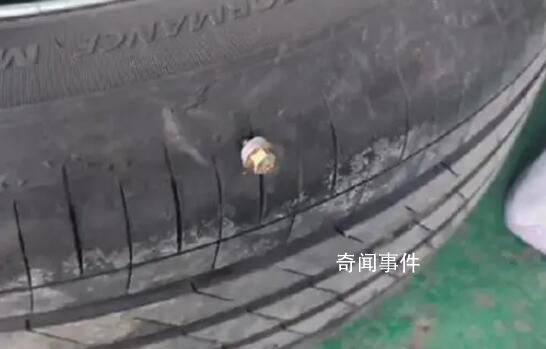 京哈高速上釘子撒落 數十輛車被扎