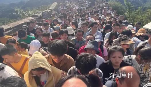 長城人山人海 網友:3分鐘走2步