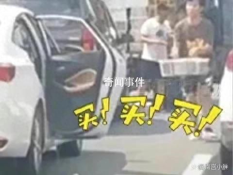 堵車都堵到天路了 司機決定將水果就地開賣