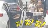 堵車都堵到天路了 司機(jī)決定將水果就地開賣