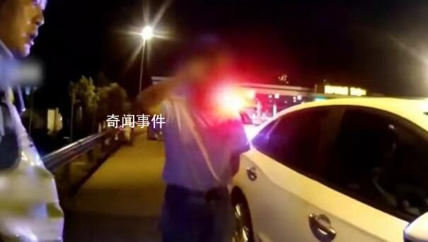 男子得知母親去世崩潰交警幫代駕 交警得知后一路安靜代駕護送兩人駛出高速