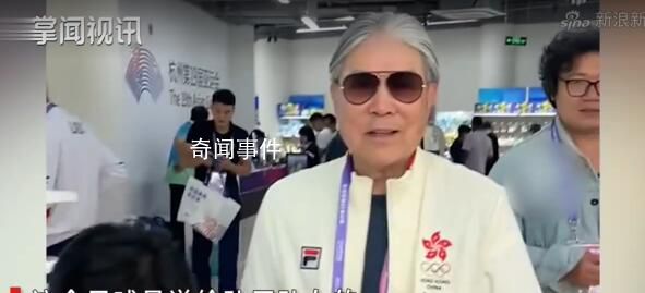 霍震霆在亞運村為孫子孫女采購 祝福中國香港隊取得好成績