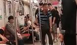 大爺被穿短裙女子指責看腿后發飆 被懟得啞口無言