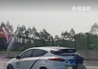 返程的后備箱:有人把雞鴨掛車(chē)上