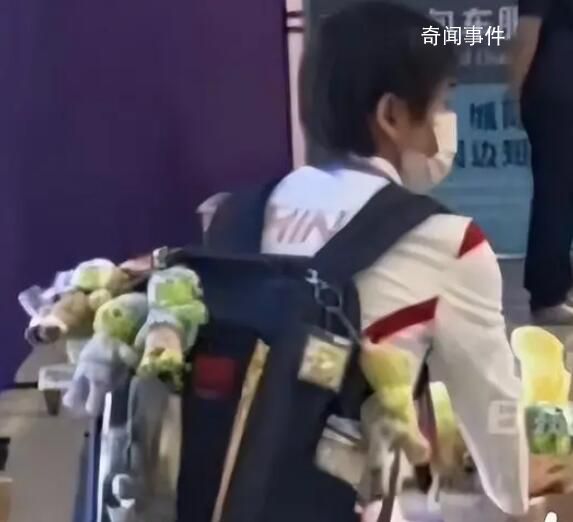 全紅嬋背了一包玩偶離開杭州 飛機上安靜看報+玩游戲
