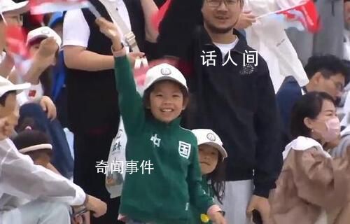 龍舟比賽看臺現吳京同款運動服