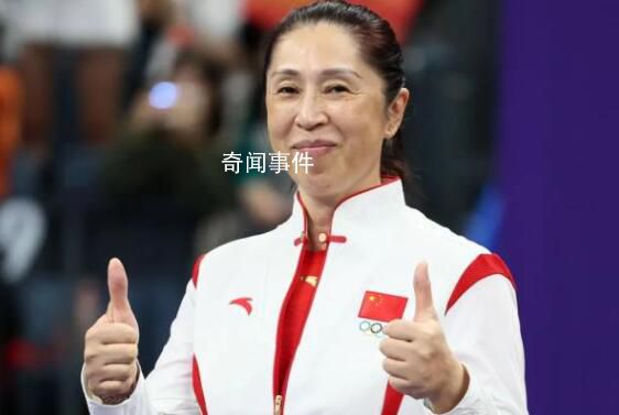 女籃姑娘把主帥鄭薇高高拋起 感謝中國女籃