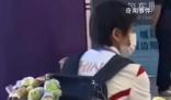 全紅嬋背了一包玩偶離開杭州 飛機上安靜看報+玩游戲