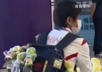 全紅嬋背了一包玩偶離開杭州 飛機上安靜看報+玩游戲