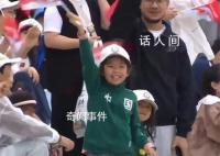 龍舟比賽看臺現(xiàn)吳京同款運動服