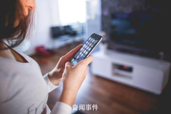 仰頭玩手機(jī)可預(yù)防頸椎病?不實(shí)