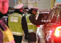 男子酒后叫代駕遇交警大方招呼 展現出了滿滿的正能量和底氣