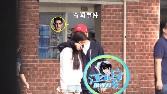 王岳倫疑似新戀情曝光 與一位年輕女孩一起從小區(qū)走出