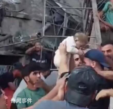 巴勒斯坦人從廢墟中救出一名嬰兒 引發了廣泛關注和深思