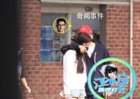 王岳倫疑似新戀情曝光 與一位年輕女孩一起從小區(qū)走出