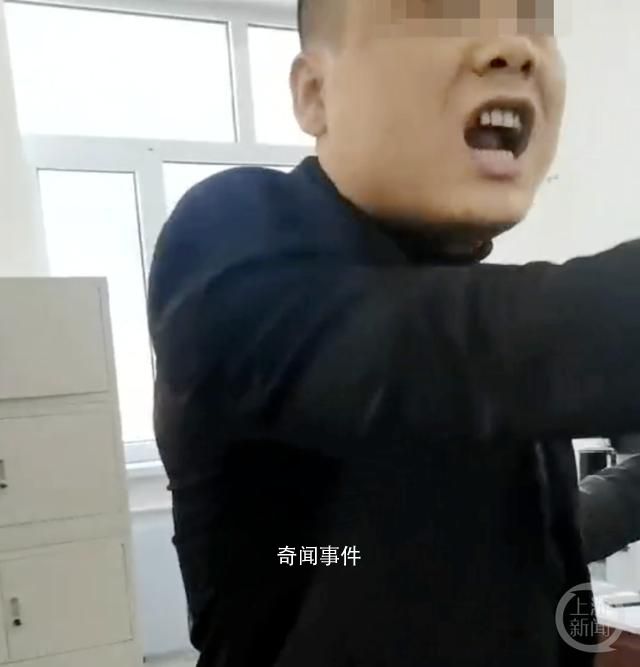 人社局人員拍桌子怒斥群眾被清退 引發(fā)熱議