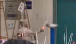 大學物理老師課堂放電像銀角大王 網友：別攔我我要去上物理課