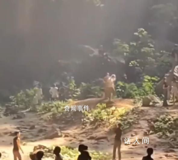 游客天坑內打排球遇丁達爾效應 悠閑愜意仿佛置身世外桃源